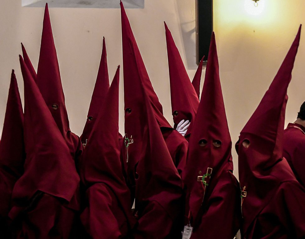 Miembros de la hermandad de los Nazarenos esperan antes de la procesión infantil como parte de las celebraciones de la Semana Santa en Zipaquira (Colombia).