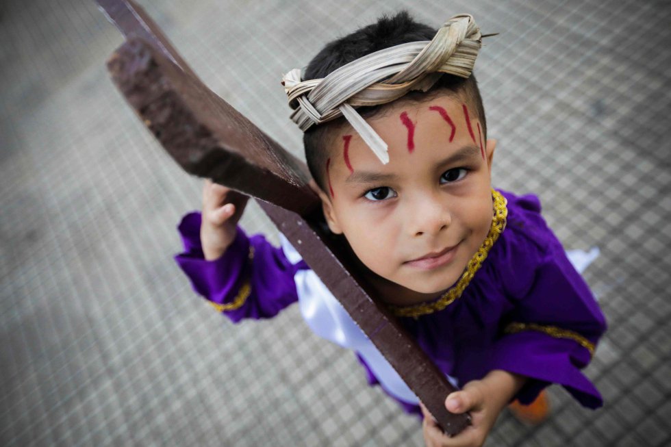 Un niño participa en la procesión de Jesús del Gran Poder durante las celebraciones de Semana Santa en la iglesia de La Merced de Granada (Nicaragua).