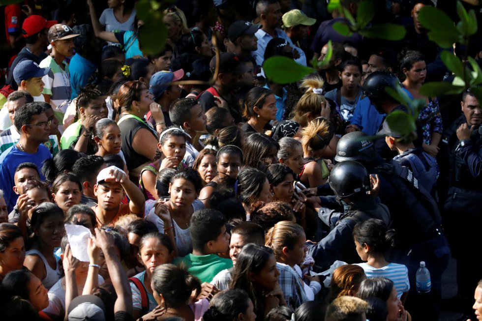 Dada la confusión que rodeó los hechos y el silencio de las autoridades sobre el asunto, en un principio llegó a bajararse la cifra de 78 víctimas, por lo que se ha tardado horas en conocer el número real de muertos. En la imagen, familiares de presos esperan fuera de la comisaria.