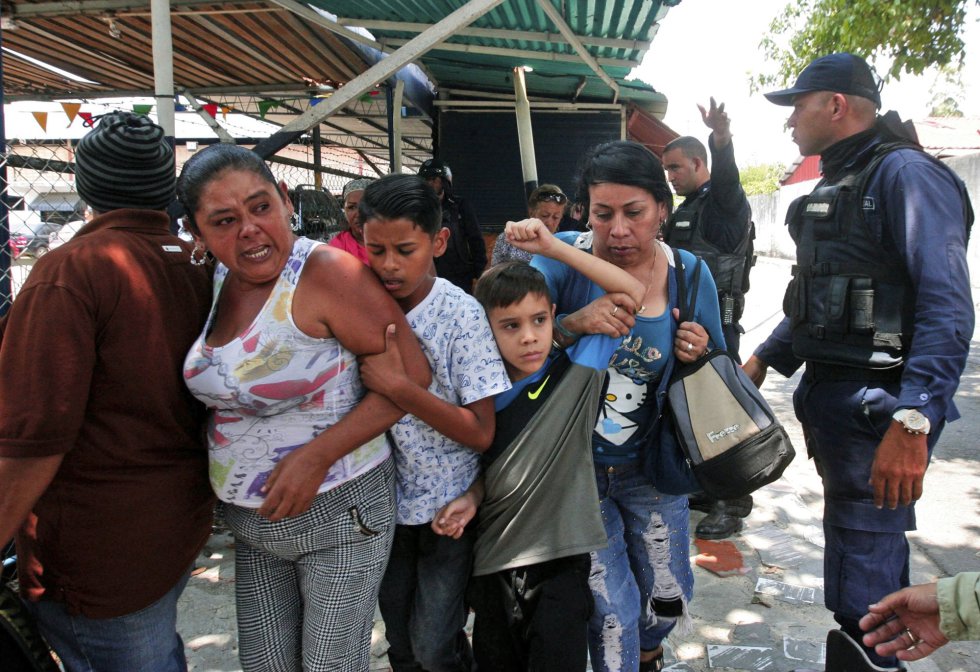 Mueren 68 personas por un incendio en los calabozos de la policía en Venezuela, en imágenes 1522319321_246932_1522319469_album_normal