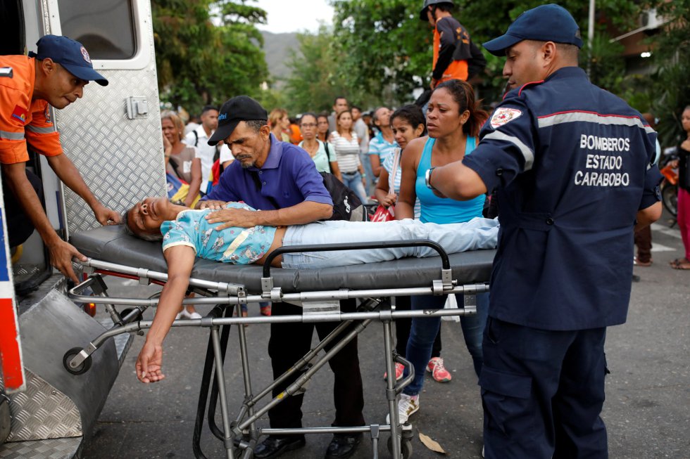 Según las informaciones, los reos habrían atrapado a uno de los soldados de vigilancia, e intentaron tomarlo como rehén, hiriéndole con una navaja. En la imagen, un familiar de uno de los reclusos es traslada en ambulancia.