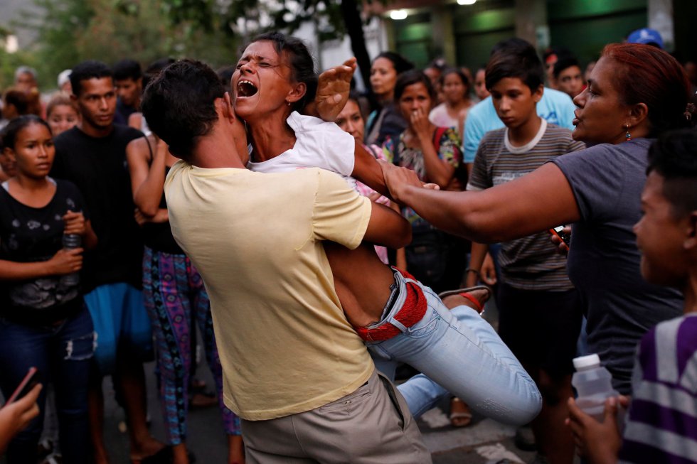 Mueren 68 personas por un incendio en los calabozos de la policía en Venezuela, en imágenes 1522319321_246932_1522319472_album_normal
