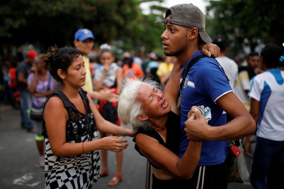 El calabozo de PoliCarabobo, la comandancia de la policía regional, como todos los centros carcelarios del país, presenta niveles importantes de hacinamiento. El motín se produjo durante el día de visitas conyugales. En la imagen, familiares esperan noticias en el exterior de la comisaria.