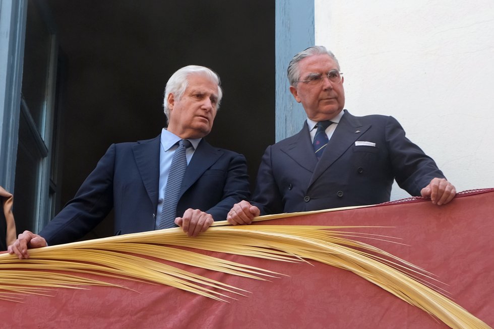 El duque de Alba, a la izquierda, sigue una de las procesiones de estos días en Sevilla.