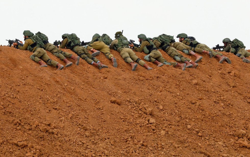 Soldados israelÃ­es apuntan con sus armas mientras yacen boca abajo sobre una barrera de tierra a lo largo de la frontera con la Franja de Gaza, el 30 de marzo.