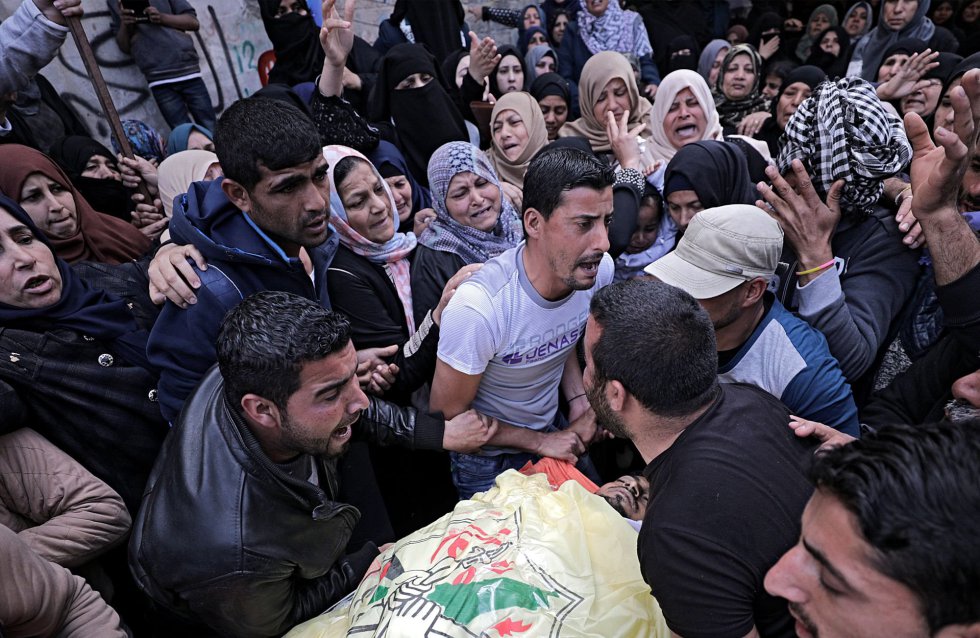 Detalle del funeral del joven palestino Jihad Abu Jamous muerto durante los enfrentamientos de ayer con las tropas israelíes cerca de la frontera de la Franja de Gaza con Israel.