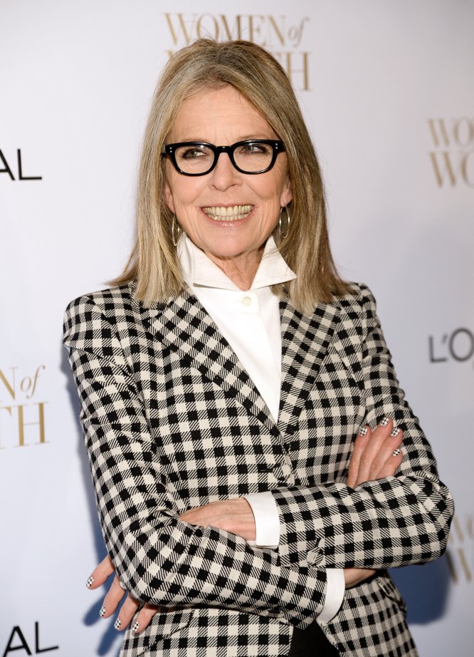 Diane Keaton, que celebró su 72 cumpleaños en enero, sigue siendo una mujer encantadora: "No tengo nada en contra de la cirugía estética, el bótox o las inyecciones", dijo. “Solo creo que borran nuestras cicatrices de combate”.