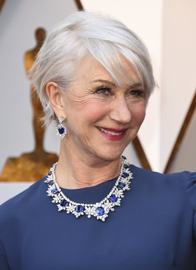 La actriz británica Helen Mirren ha dicho en repetidas ocasiones que los complejos se habían apoderado de su juventud. Pero ahora las cosas han cambiado: "Soy mucho menos bella que cuando era joven", dijo. “Realmente mucho menos. Algo grandioso que sucede cuando creces: puedes burlarte de todo. No soy tan hermosa, pero no me importa”.