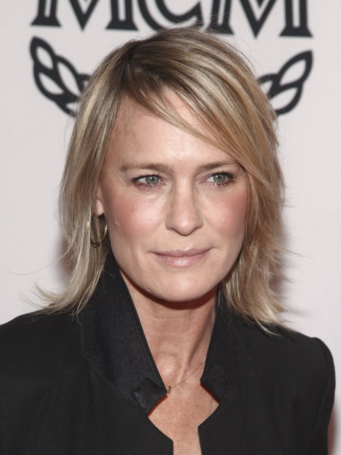 Robin Wright, una de las actrices que más éxitos ha cosechado en los últimos años gracias al personaje de Claire Underwood en ‘House of Cards’ dijo recientemente que hasta ella se había planteado un lavado de cara debido a la presión por la belleza y la juventud que hay en el mundo del cine. “Llegaron a decirme: ‘Será mejor que rejuvenezcas esta cara, hincha estos labios y mejora tus senos’. Pero luego pensé "¡No quiero hacerlo, envejeceré, tendré arrugas!" ».