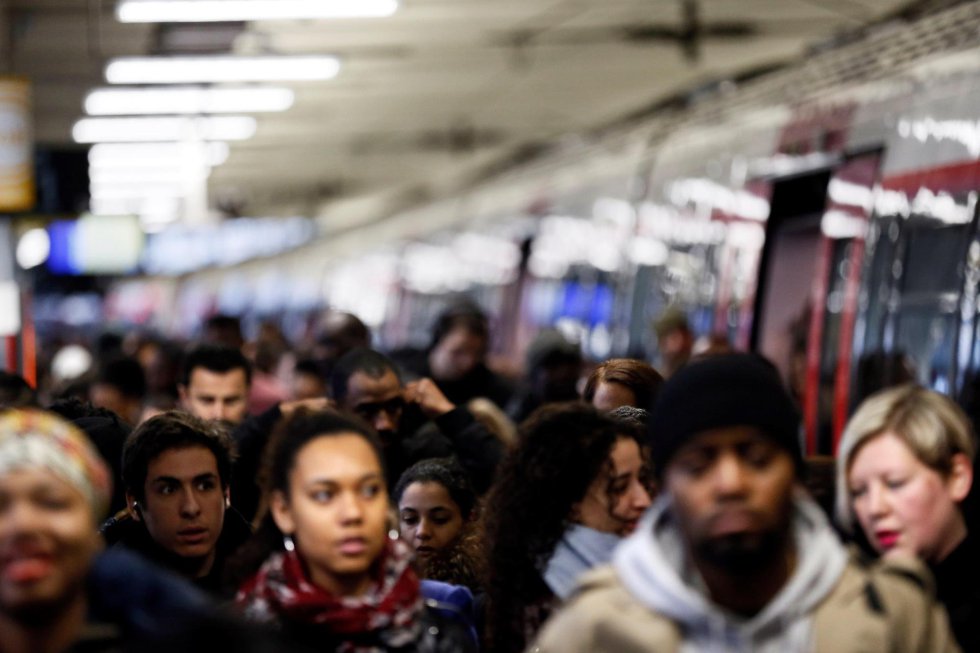 Sólo uno de cada ocho trenes de alta velocidad (TGV) está programado y la misma proporción para el resto de los convoyes de largo recorrido a causa del paro convocado por los sindicatos de la Sociedad Nacional de Ferrocarriles (SNCF). En la imagen, viajeros caminan por un andén de la estación Gare du Nord en París (Francia), el 3 de abril de 2018.