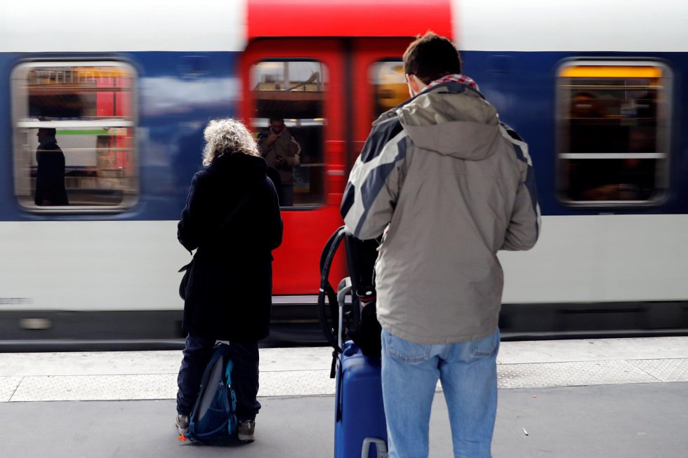 Viajeros esperan en un andén de la estación Gare du Nord en París (Francia) en el primer día de huelga de trenes, el 3 de abril de 2018.