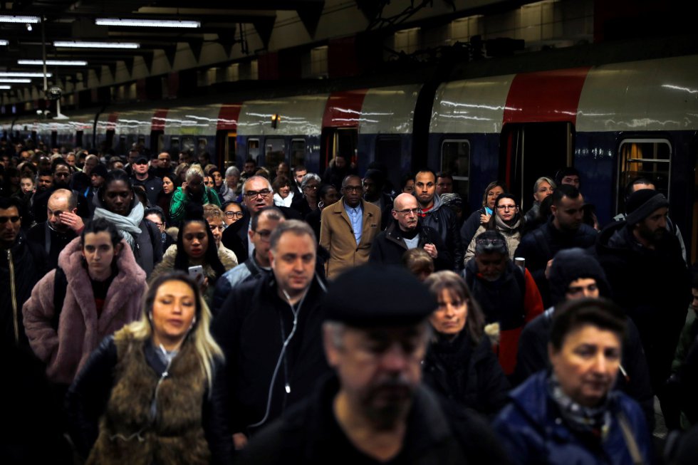 El principal motivo de estas huelgas, convocadas dos días seguidos de cada cinco, es la reforma del sistema ferroviario lanzada por el Gobierno de Macron por decreto, y muy en particular el fin del estatuto laboral privilegiado de los trabajadores de la SNCF con vistas a la apertura de la competencia de las líneas de trenes, empezando por el TGV en 2020. En la imagen, viajeros bajan de un tren regional en la estación Gare du Nord en París (Francia), el 3 de abril de 2018.