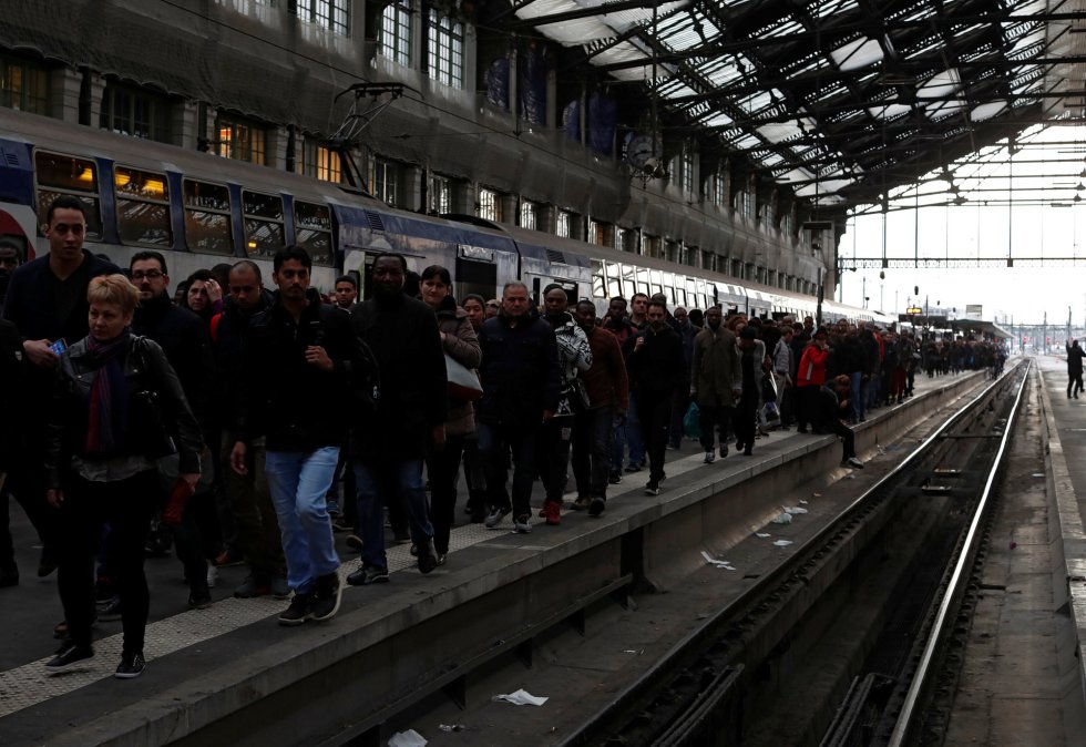 Pasajeros del tren caminan por el andén en la estación de tren Gare de Lyon (Francia), el 3 de abril de 2018.