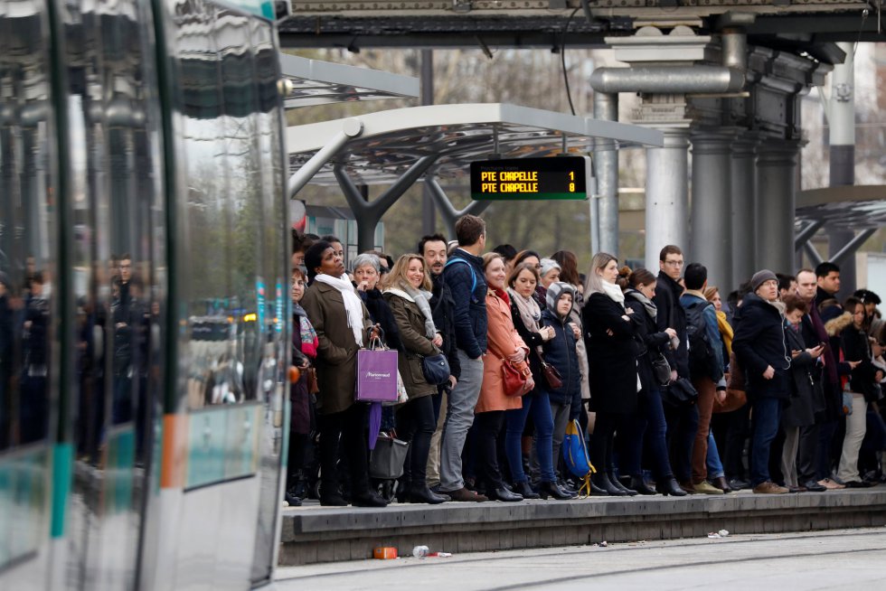 Viajeros esperan un tranvía durante la huelga de ferrocarriles en París (Francia), el 3 de abril de 2018.