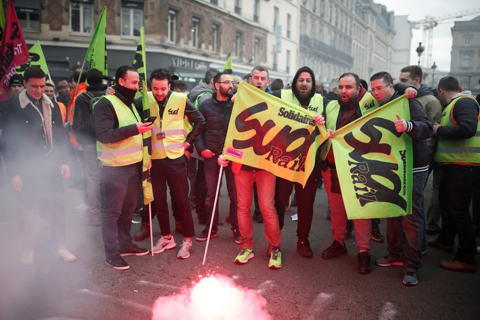 Manifestantes del sector del ferrocarril protestan en París durante la huelga general en Francia, el 3 de abril de 2018. 