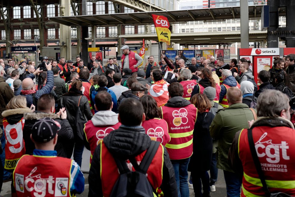 Trabajadores afiliados a CGT celebran una asamblea general en la estación de Lille Flanders, al norte de Francia, durante la huelga general que ha paralizado el sector del ferrocarril en Francia, el 3 de abril de 2018.