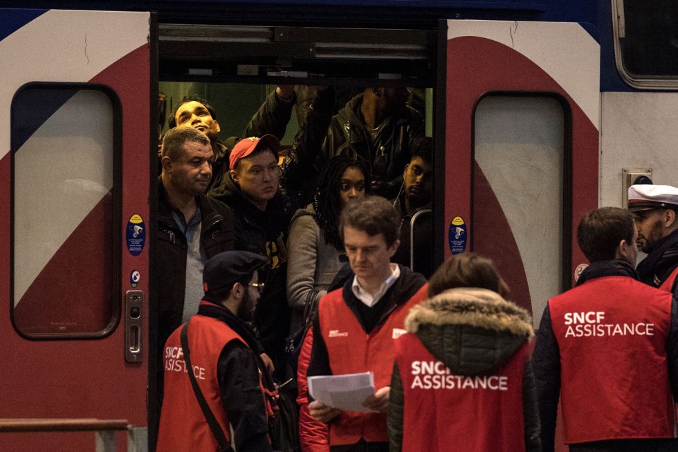 Trabajadores de SNCF hablan con viajeros en un tren atestado en la estación de Gare de Lyon de París, el 3 de abril de 2018.