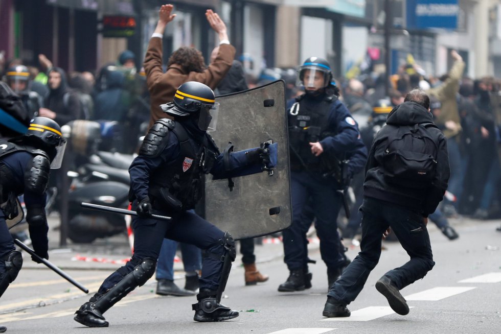 Policía antidisturbios carga contra u grupo de manifestantes durante una protesta de los trabajadores de SNCF y estudiantes en París, el 3 de abril de 2018. 