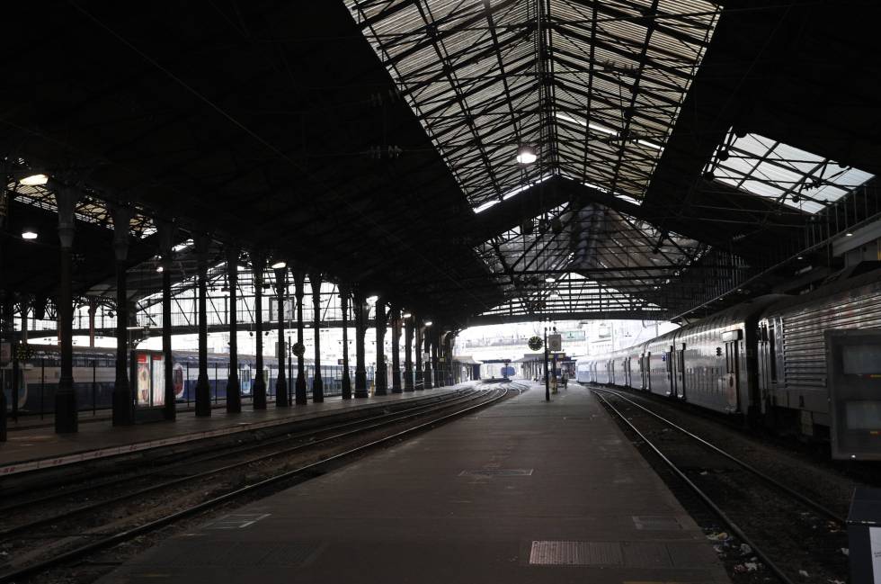 Francia vive su segunda jornada consecutiva de huelga en los ferrocarriles, de nuevo con muy pocos trenes en servicio y los consecuentes problemas de transporte para millones de personas que ponen más presión al pulso entre los sindicatos convocantes y el Gobierno. En la imagen, andenes vacíos en la estación de tren de Saint Lazare en París, el 4 de abril de 2018.
