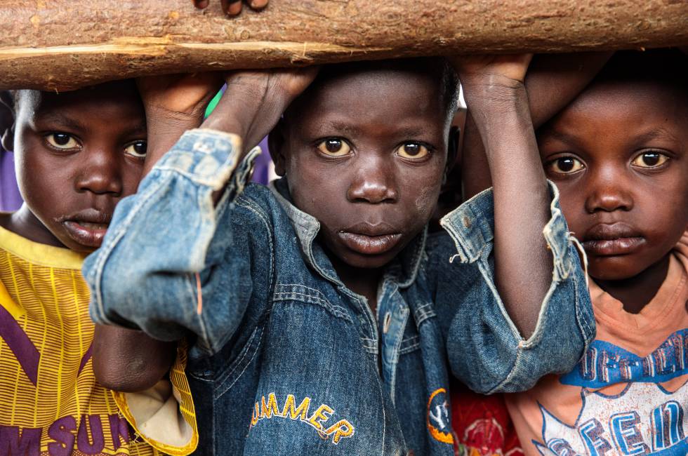 Niños refugiados de República Democrática del Congo esperan a ser registrados en el centro de Kagoma en Kyangwali (Uganda).