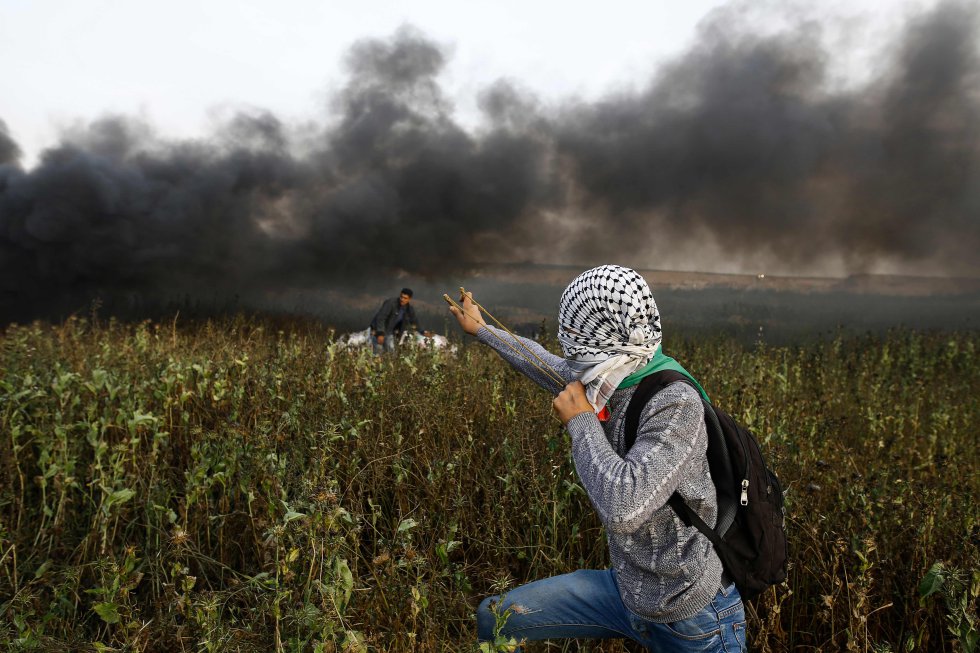 Un manifestante palestino utiliza un tirachinas contra las tropas israelíes durante los enfrentamientos en la frontera entre Gaza e Israel. 