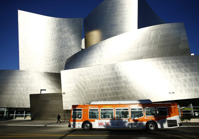 Frank Gehry (Toronto, CanadÃ¡, 1929) es seguramente el mÃ¡s prÃ³digo a la hora de infringir los principios de utilidad, firmeza y belleza que acuÃ±Ã³ Vitruvio. En 2007, el MIT (Massachusetts Institute of Technology) demandÃ³ al arquitecto porque en el Centro Ray y Maria Stata, finalizado tres aÃ±os antes en el mismo instituto, habÃ­an aparecido grietas y manchas de moho en las paredes y en invierno se formaban carÃ¡mbanos en los salientes. La contratista Skanska ya habÃ­a alertado sobre los prob