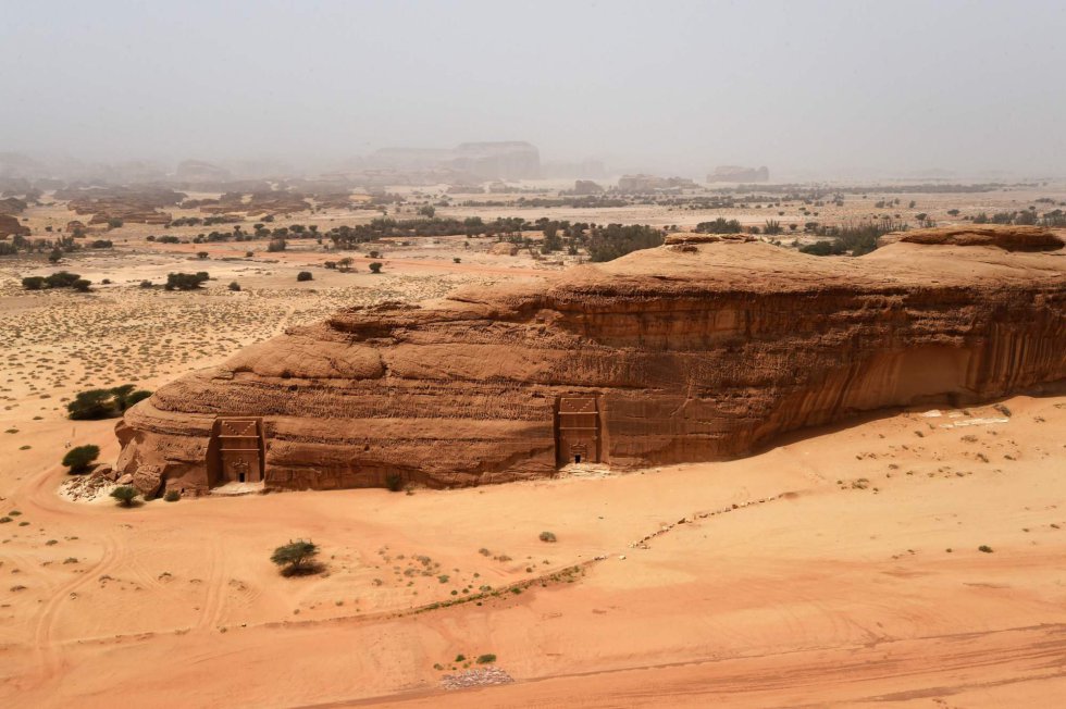 ArqueÃ³logos tambÃ©m usaram o Google Maps para encontrar centenas de "portas" de pedra construÃ­das na rocha no remoto deserto da ArÃ¡bia Saudita, que pode datar atÃ© 7.000 anos. Eles tambÃ©m descobriram evidÃªncias de 46 lagos supostamente existentes no deserto de Nefud, no norte da ArÃ¡bia Saudita, que, segundo especialistas, ajuda a legitimar a teoria de que a regiÃ£o oscilava entre os perÃ­odos de desertificaÃ§Ã£o e um clima mais Ãºmido. Na imagem, vista aÃ©rea de um complexo de tÃºmulos escavados na areia do deserto em Madain Saleh, perto da cidade saudita de Al-Ula.