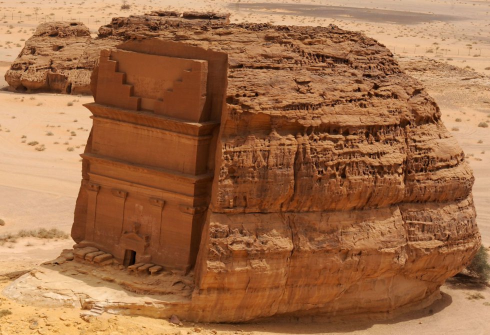 Dentro da Ã¡rea arqueolÃ³gica de Al-Ula, encontramos Madain Saleh, primeiro lugar declarado PatrimÃ´nio da Humanidade na ArÃ¡bia Saudita pela Unesco. Este lugar foi construÃ­do hÃ¡ mais de 2.000 anos pelo povo nabateus, os mesmo que construÃ­ram Petra, na JordÃ¢nia. Na imagem, a tumba de Qasr al-Farid encravada na areia em Madain Saleh (ArÃ¡bia Saudita).