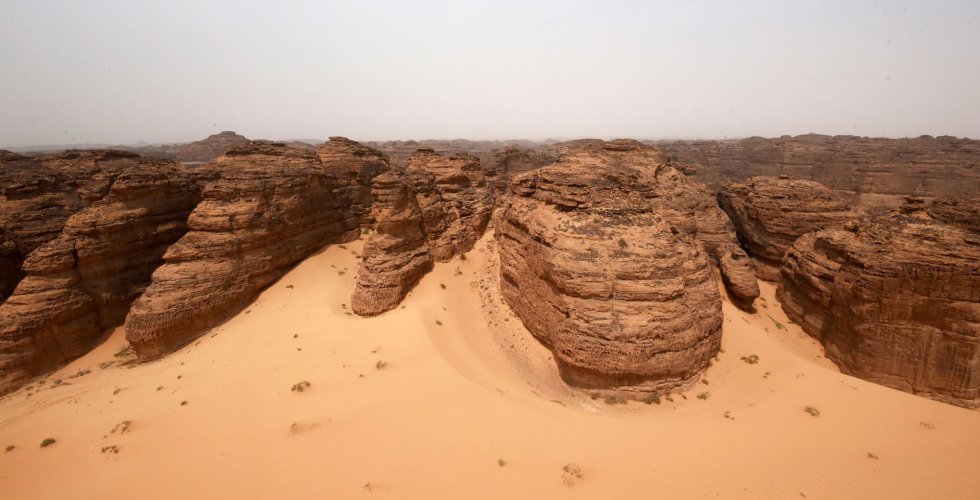 Vista geral das montanhas do arenito no deserto de Al-Ula (ArÃ¡bia Saudita).