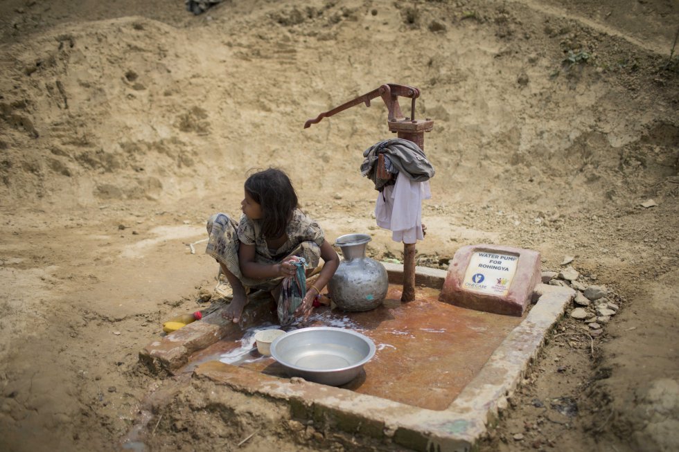 Una niÃ±a recoge agua en una de las fuentes instaladas en los campos de refugiados. Existen unos 4.000 pozos de agua potable para los mÃ¡s de 800.000 acogidos.