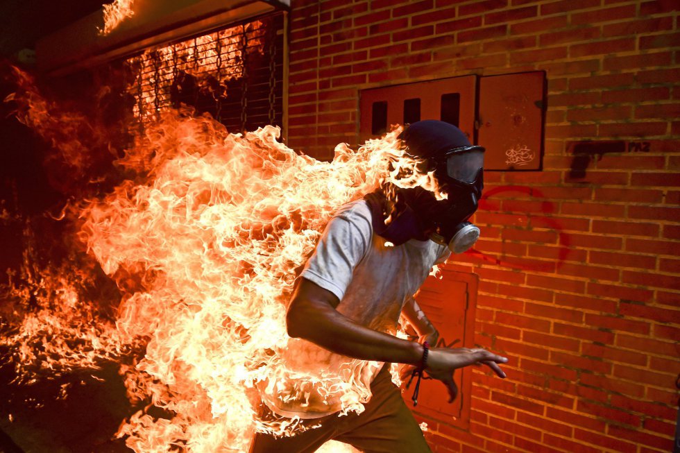La foto muestra al manifestante JosÃ© VÃ­ctor Salazar Balza (28) en llamas durante los enfrentamientos con la policÃ­a antidisturbios durante una protesta contra el presidente venezolano NicolÃ¡s Maduro en Caracas (Venezuela) el 3 de mayo de 2017. 
