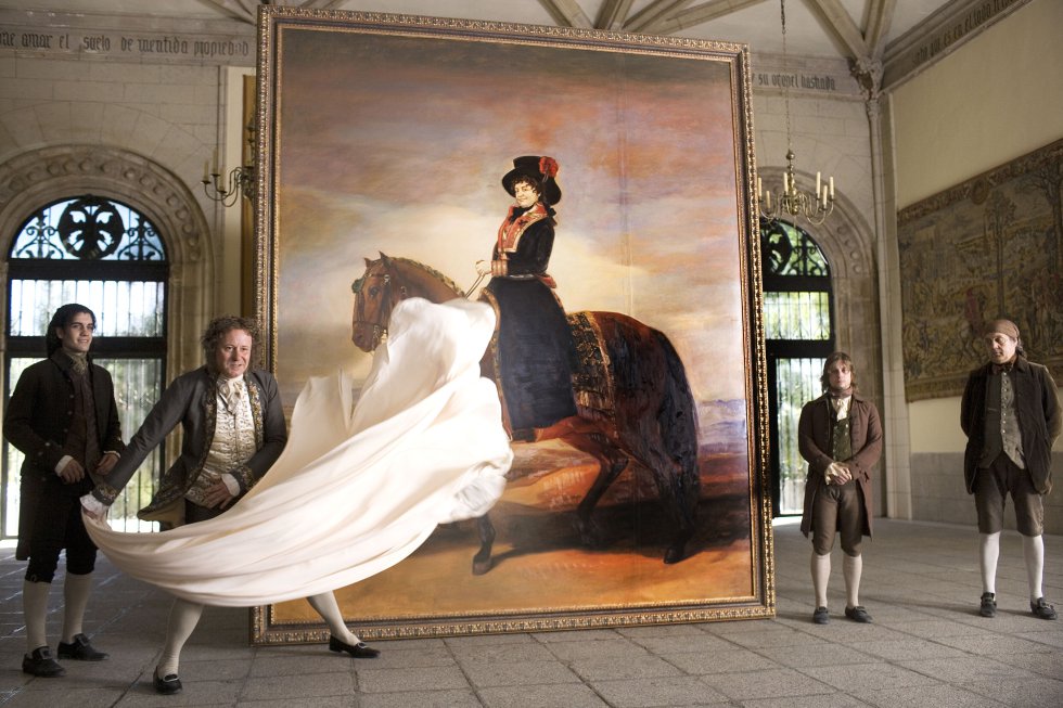 Stella Skarsgard (centro) caracterizado como el pintor en 'Los fantasmas de Goya', de Milos Forman.rn
