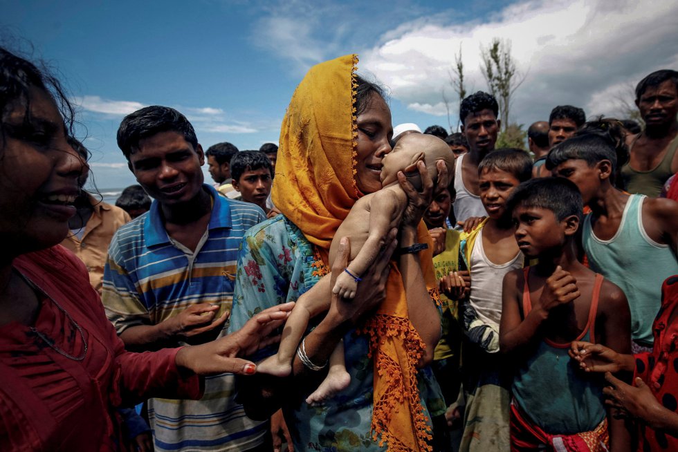 Hamida, uma refugiada rohingya, chora enquanto segura seu filho de 40 dias, que morreu quando o barco em que viajavam virou antes de chegar à costa de Shah Porir Dwip, Teknaf, (Bangladesh), em 14 de setembro de 2017.