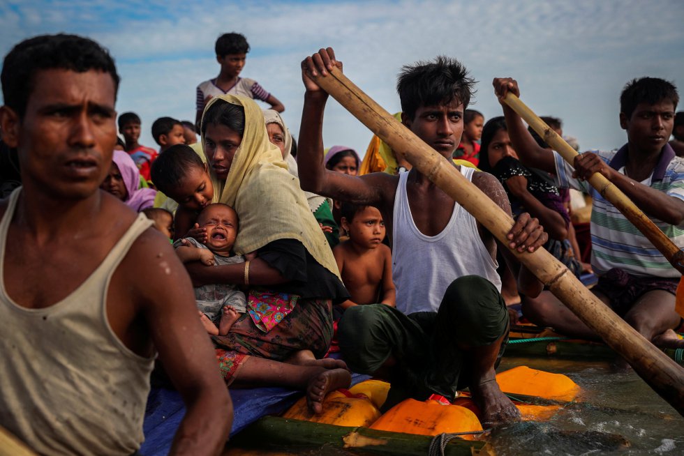 Refugiados cruzam o rio Naf com uma jangada improvisada para chegar a Bangladesh, em 12 de novembro de 2017.