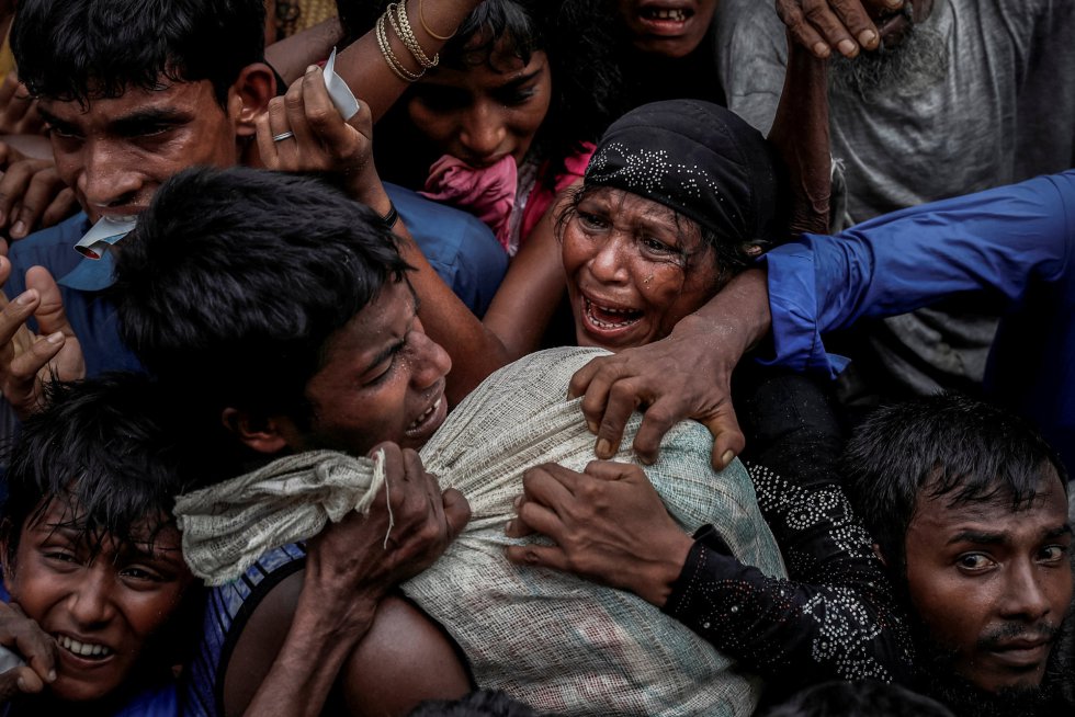 Refugiados rohingyas disputam ajuda humanitária em acampamento no Cox's Bazar (Bangladesh), em 24 de setembro de 2017.