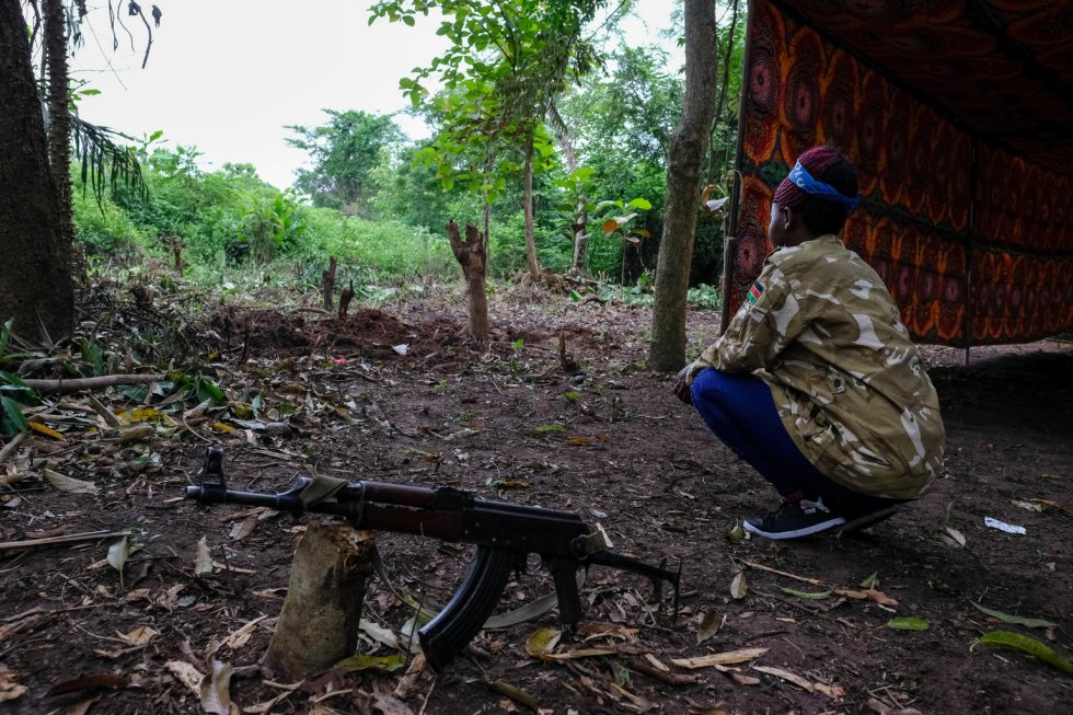 En 2016, Khamisa [nombre ficticio], de 15 años, estaba de camino hacia la escuela cuando fue secuestrada junto a los cuatro amigos que iban con ella. Unos hombres armados les llevaron a una base en la que había muchos otros niños. Khamisa se encargaba de la limpieza, la preparación de alimentos y la recolección de leña, pero recibió también entrenamiento militar. Le enseñaron a marchar y a sostener una pistola, pero nunca se le pidió que disparara. Poco después de que fuera secuestrada, su padre murió. "No hay nadie que se haga responsable de mí ahora", lamenta. "Mi madre es demasiado pobre para cuidarnos".