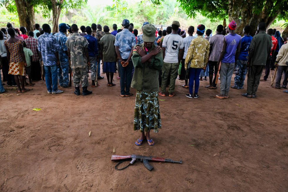  Los padres de Nawai [nombre ficticio] huyeron a la República Democrática del Congo en 2016 con el recrudecimiento del conflicto, y ella fue secuestrada junto con sus dos hermanas mientras caminaban hacia casa. Una de las dos menores fue devuelta a la aldea días después, ya que no paraba de llorar. Durante dos años, Nawai, que hoy tiene 15 años, compartió una habitación pequeña con otras chicas del grupo y se vio obligada a cocinar, limpiar y buscar agua para los hombres armados. "Una vez me pidieron que recogiera agua, y cuando volví, dijeron que me tomaba demasiado tiempo y amenazaron con golpearme", recuerda. Ahora quiere regresar a la escuela.   La última liberación de menores de las filas de grupos armados forma parte de un proceso apoyado por Unicef y ha tenido lugar en la comunidad rural de Bakiwiri, a una hora en coche de Yambio, en el estado de Equatoria Occidental. Durante la ceremonia, los niños fueron formalmente desarmados y provistos de ropas civiles. Ahora se llevarán a cabo exámenes médicos y los niños recibirán asesoramiento, formación profesional y apoyo psicosocial. Se proporcionará asistencia alimentaria a sus familias durante tres meses. 