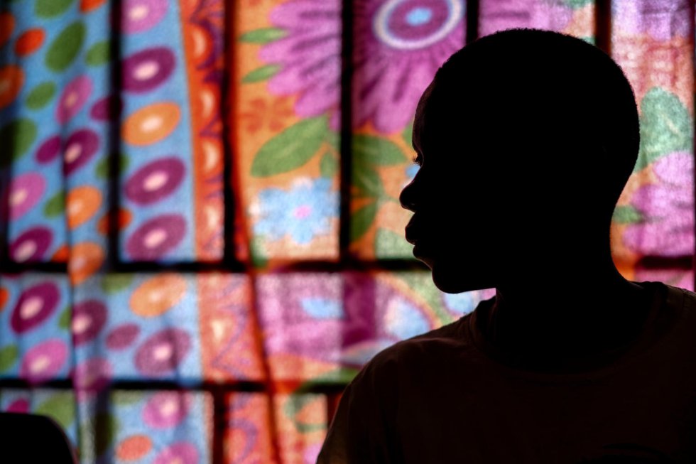 David [nombre ficticio] en el Centro de Cuidado Infantil Tindoka de Yambio (Sudán del Sur), en el que encuentran abrigo menores que han sido liberados de grupos armados a la espera de reunirse con sus familias. David tiene 17 años y es de Yambio. Un día de 2015, de camino a casa desde la escuela, fue secuestrado por hombres armados, miembros de un grupo rebelde del que nunca había oído hablar. Durante tres años, recibió entrenamiento para disparar e incluso para matar. "Si llevas un arma en una guerra, por supuesto que lastimas a la gente con eso", dice. En la actualidad, quiere volver a estudiar y convertirse en conductor.