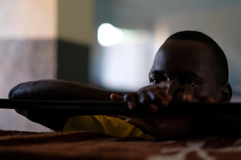 George tiene 17 años y es huérfano de ambos padres. En 2015, fue secuestrado mientras volvía del trabajo en una granja. Sirvió en el grupo armado durante dos años en los que le obligaron a robar en tiendas y casas, violar a mujeres y niñas, y, en ocasiones, matar. "No quería hacer ninguna de estas cosas, pero si no lo hacía tenía miedo de que me mataran", admite. Sus hermanos, de ocho y nueve años, fueron reclutados por otro grupo de combatientes. Cuando preguntaban a George qué pasaría si alguna vez tuviera que luchar contra ellos, decía que haría lo que sus comandantes le mandaran. George quiere volver a la escuela. Le gusta practicar cualquier tipo de deporte o juego que mantenga su mente ocupada para olvidar lo que ha pasado.