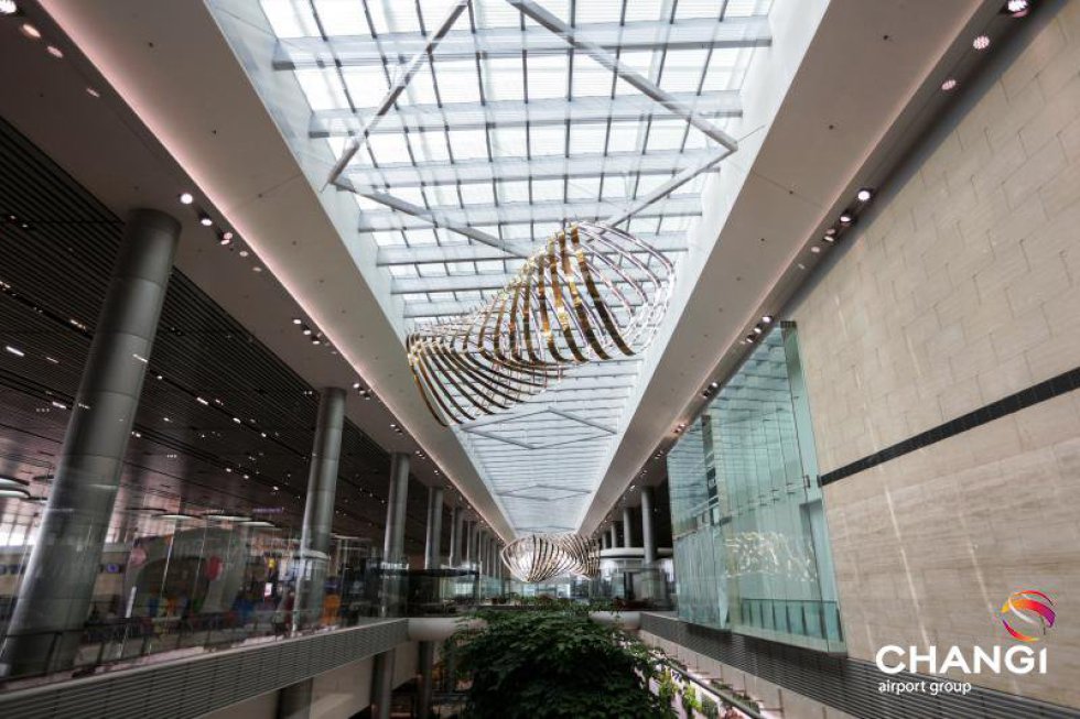 La Terminal 4 del aeropuerto Changi en Singapur que, además de contar con uno de los sistemas de embarque más modernos, está plagado de arte, esculturas y hasta espectáculos de cine.