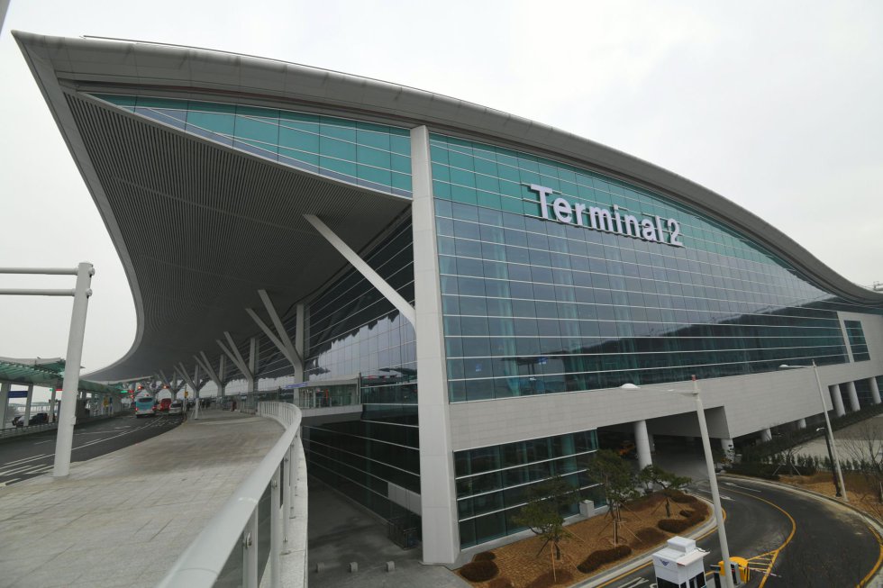 Vista general de la terminal 2 del aeropuerto internacional de Incheonal, al oeste de Seúl, inaugurada el 13 de enero de 2018. La construcción de esta nueva terminal permitirá aumentar en 18 millones los pasajeros que el aeropuerto puede albergar cada año.