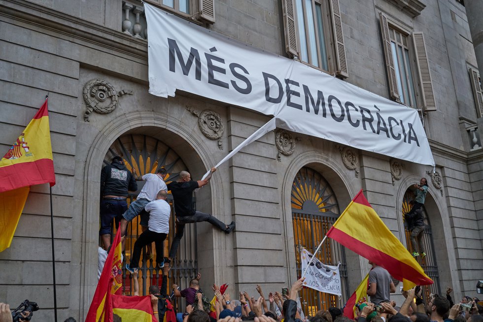 El fotolibro incluye testimonios de la historia más reciente de la capital catalana, como esta de una manifestación en la plaza de Sant Jaume, el pasado 1 de octubre, en contra del referéndum ilegal.