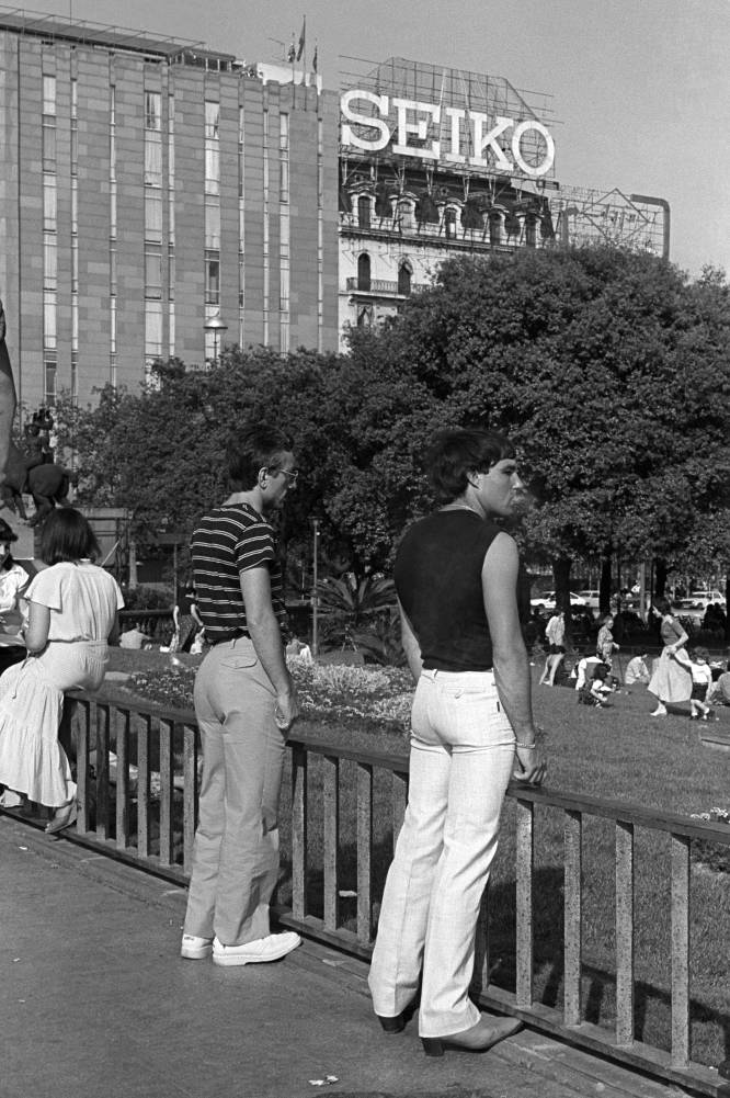 Prostitución masculina en la plaza de Catalunya, en 1979.