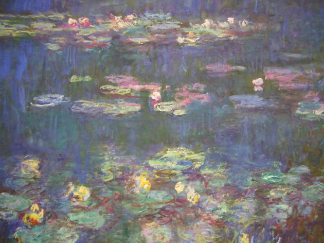 De que tesouro estamos falando. Durante os últimos trinta anos de sua vida, o impressionista Claude Monet (França, 1840-1926) pintou uma longa série chamada ‘As ninfeias’ (‘Les Nympheas’, em francês). Quando começou a fazer isso tinha quase sessenta anos, e muitas das 250 obras foram realizadas com seus olhos já tomados pela catarata. Hoje a série é considerada um dos paradigmas do impressionismo. Como desapareceu e por que ninguém a encontrou. Em 15 de abril de 1958, um dos trabalhadores que estava consertando o sistema de ar condicionado do MoMA nova-iorquino acendeu um cigarro e uma fagulha fez incendiar uma pilha de serragem e alguns tecidos. Um furioso incêndio começou, obrigando que edifício fosse evacuado. Um grupo de voluntários (incluindo o magnata Nelson Rockefeller) colaborou para apagar o fogo e salvar as obras de arte em perigo. Além de uma única vítima fatal, a principal perda foram dois quadros de Monet. Qual é seu valor. Há dez anos a casa de leilões Christie’s vendeu outro quadro da série, de dois metros de largura e pintado em 1919, por 40,9 milhões de libras (cerca de 256 milhões de reais). A menor obra perdida no MoMA poderia alcançar preço semelhante a esse.