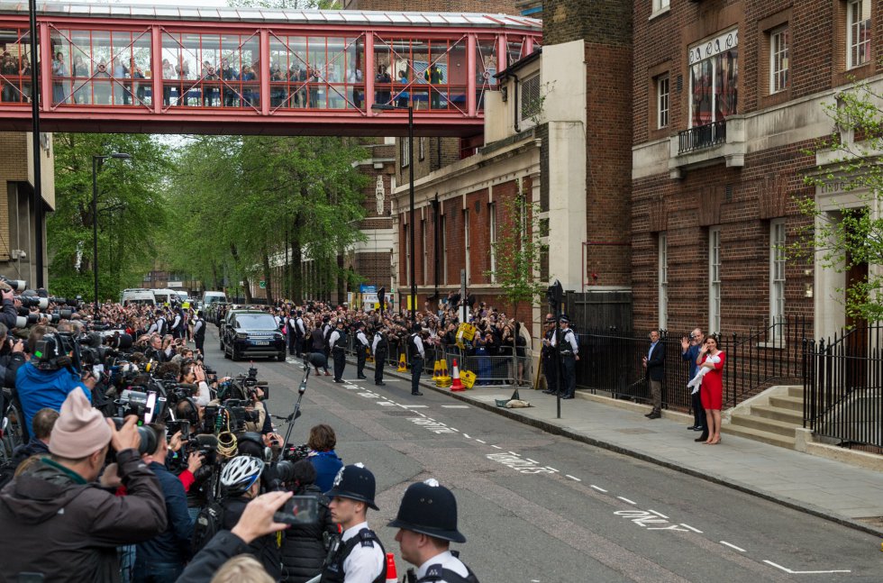 Vista general de la salida de los duques de Cambridge del hospital, una multitud les esperaba para dar la bienvenida al nuevo príncipe de Cambridge.