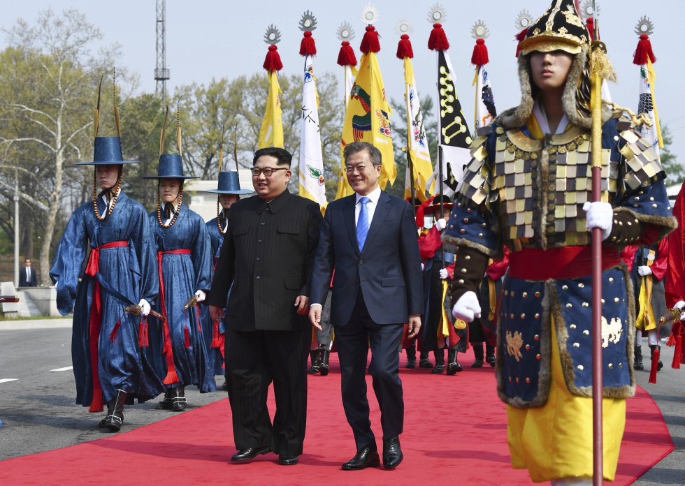 En un dÃ­a de sol radiante, ambos caminaron por la alfombra roja tendida especialmente para recibir a Kim.