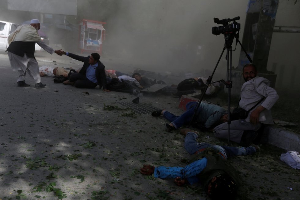 La primera explosión ha tenido lugar en las inmediaciones de la oficina de los servicios de Inteligencia del país, tal y como ha señalado el portavoz del Ministerio del Interior Najib Danish. En la imagen, varios fallecidos y heridos tras la explosión en la ciudad de Kabul.