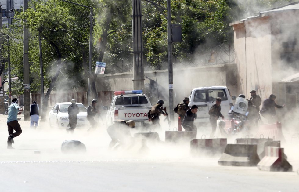 La agencia de noticias francesa AFP, ha confirmado que Shah Marai, uno de sus fotógrafos, ha muerto a causa de las explosiones registradas este lunes por la mañana en Kabul. En la imagen, fuerzas de seguridad corren tras el segundo atentado suicida en Kabul.