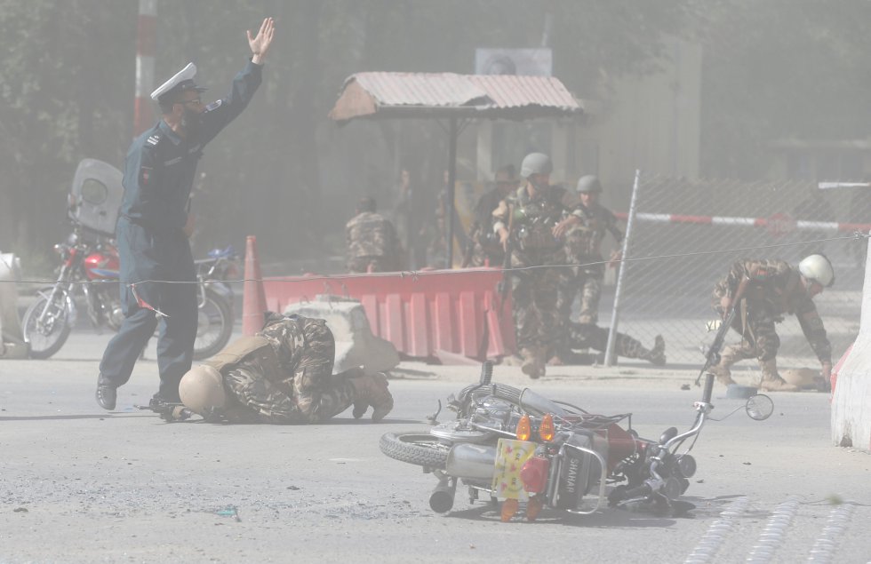 La deflagración ha tenido lugar en el área de Shashdarak y se ha visto seguida por una segunda explosión tan sólo 20 minutos después. En la imagen, fuerzas de seguridad tras la segunda explosión en Kabul.