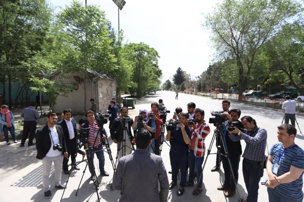Un grupo de periodistas momentos antes del atentado suicida en la ciudad de Kabul.